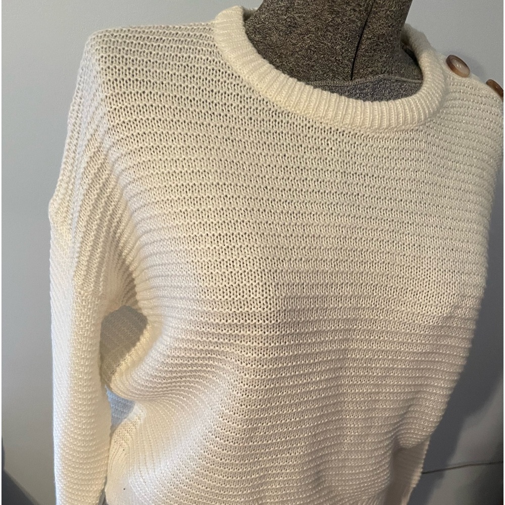 Long sleeve sweater.